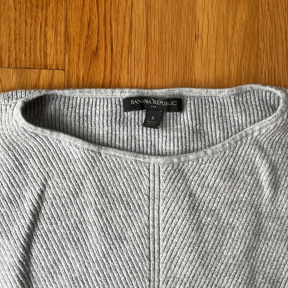 Banana Republic Gray Sweater - Picture 2 of 4